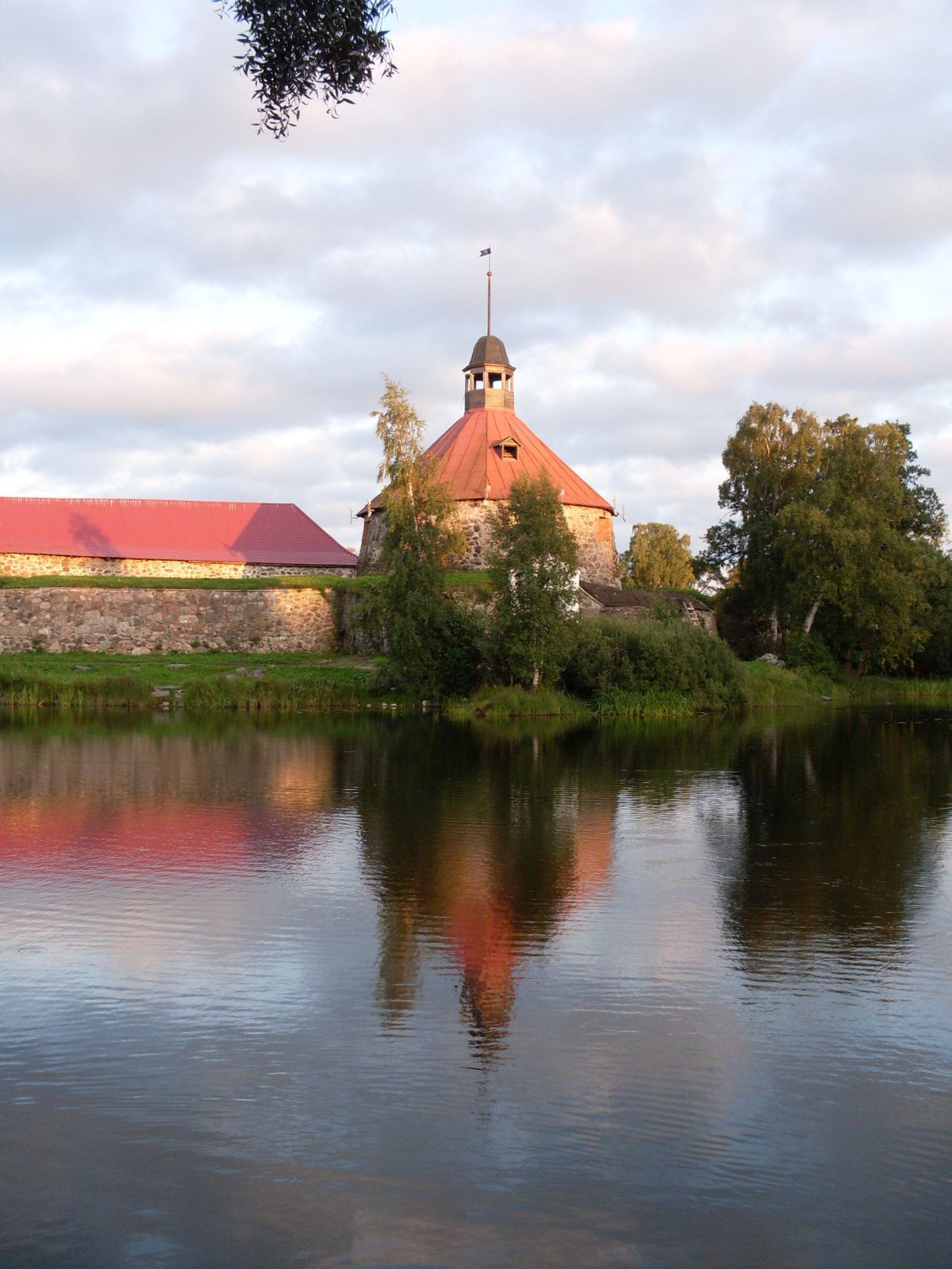 Средневековая крепость Корела. (сейчас музей) Россия, г Приозерск. Вид с противоположного берега реки Вуокса | Priozersk in Russia