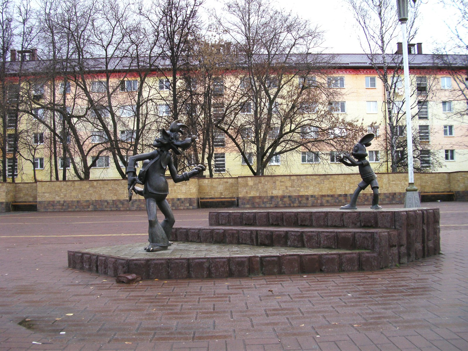 Скульптуры главных персонажей мультсериала «Ну, погоди!» в Раменском (Московская область), скульптор: Олег Ершов | Ramenskoye in Russia