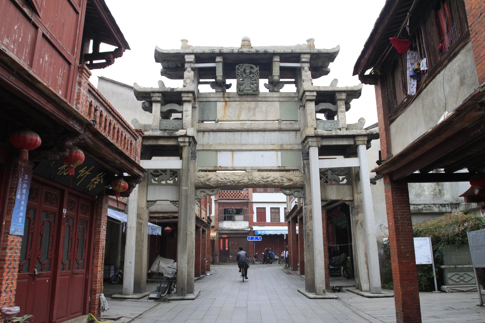 漳州石牌坊，位于中国福建省漳州市，是全国重点文物保护单位。 | Zhangzhou in China