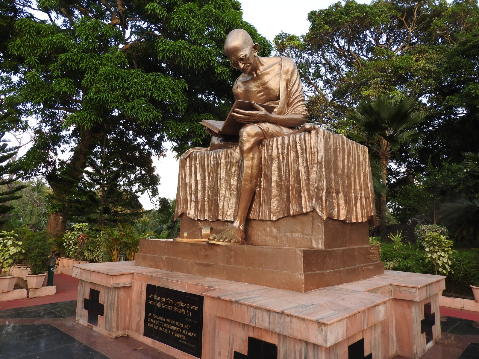 A bronze statue of Gandhi in gandhi park,Andaman. | Port Blair in India