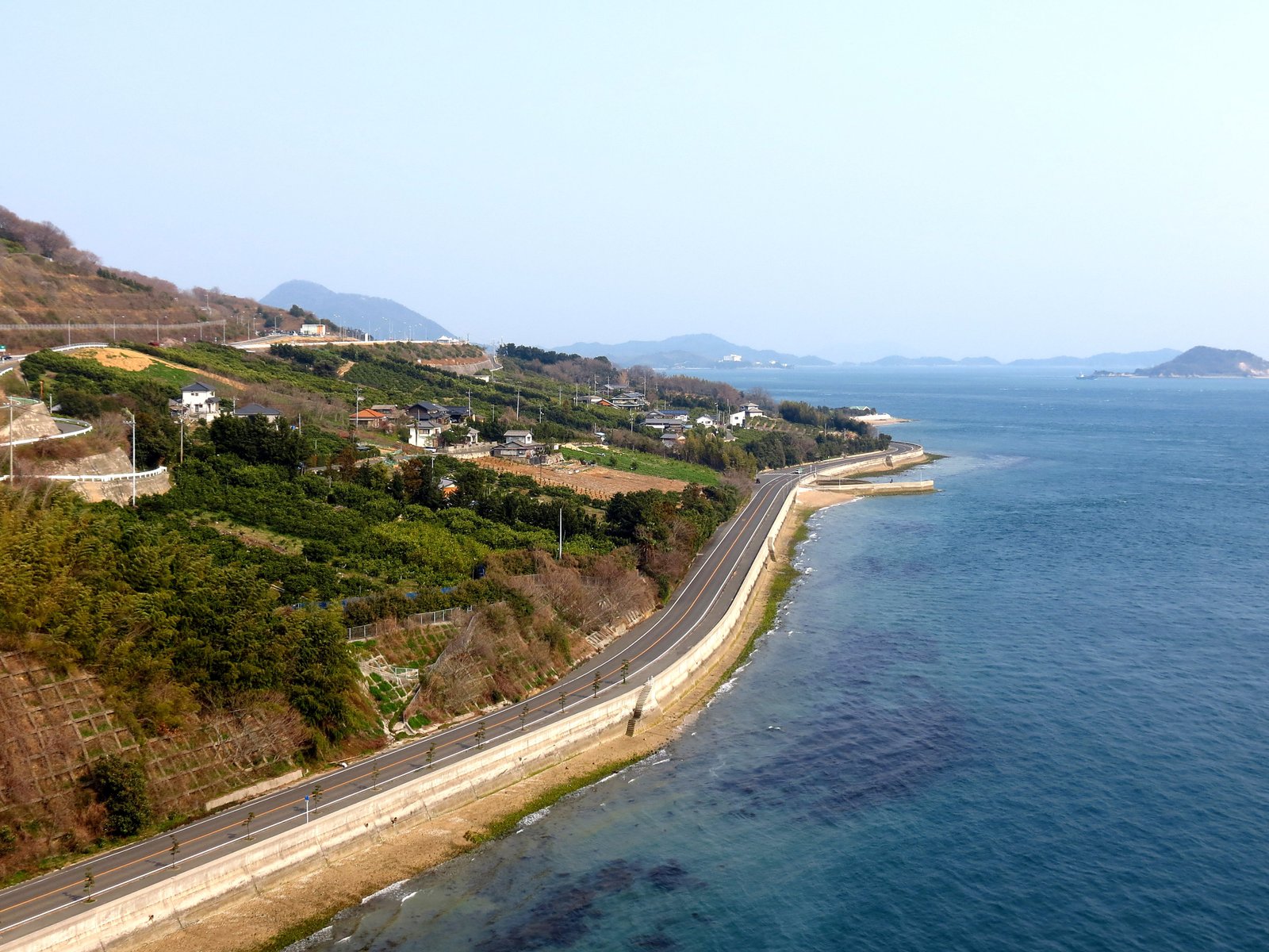 多々羅大橋から見た生口島と瀬戸内海。2014年3月中旬撮影。 | Ikuchi Island in Japan