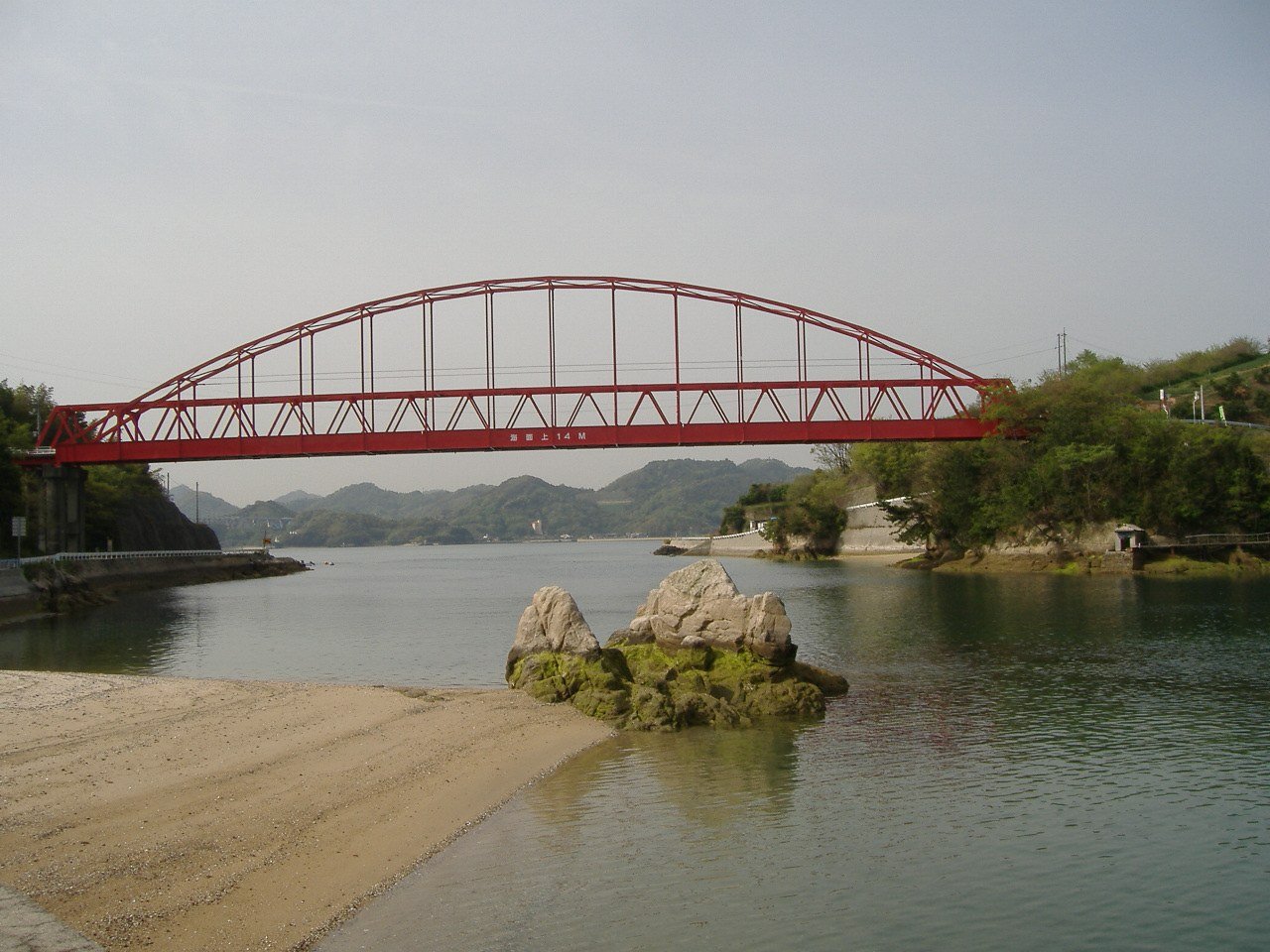 尾道市向島と岩子島を結ぶ向島大橋。右側が岩子島 | Mukaishima in Japan