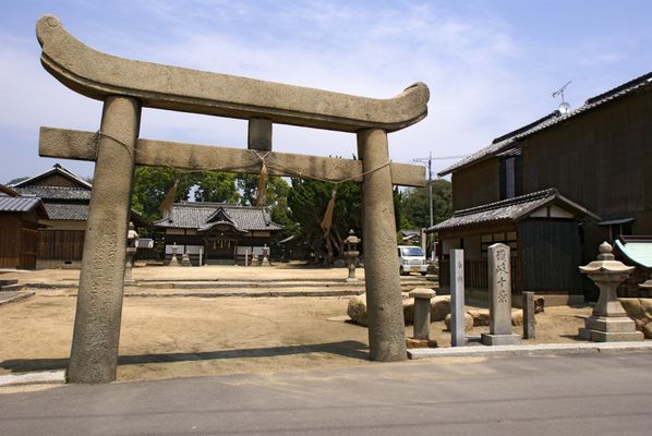 Kogarasu-jinja, Hon-jima of Shiwaku Islands (Marugame, Kagawa prefecture, Japan) | Honjima in Japan