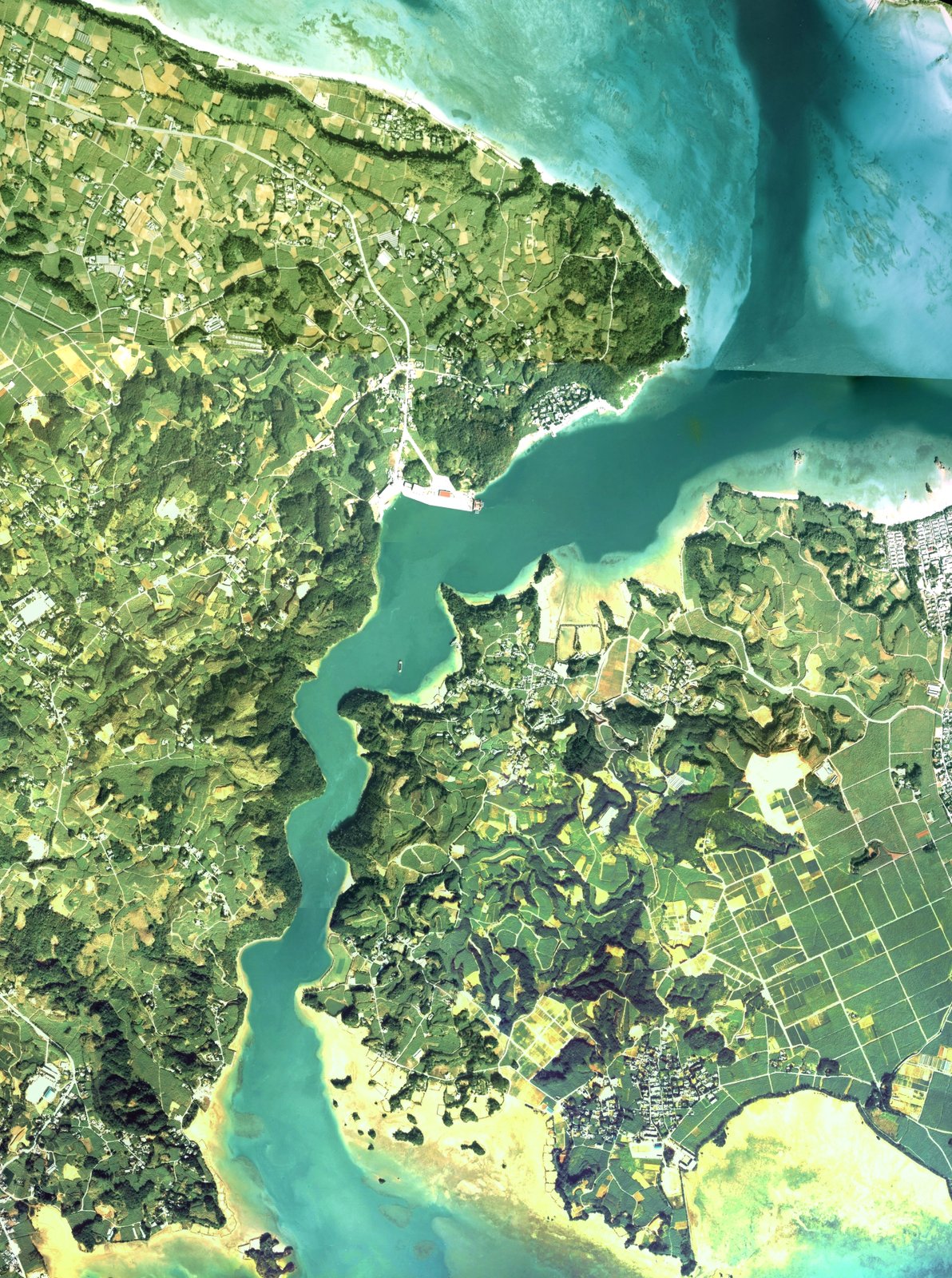 運天港（沖縄県今帰仁村）付近の空中写真。cok-77-1_c17の15,16,17、cok-77-1_c19の15,16,17,18、cok-77-1_c21の15,16,17,18、合計11枚を合成作成。 | Nakijin in Japan