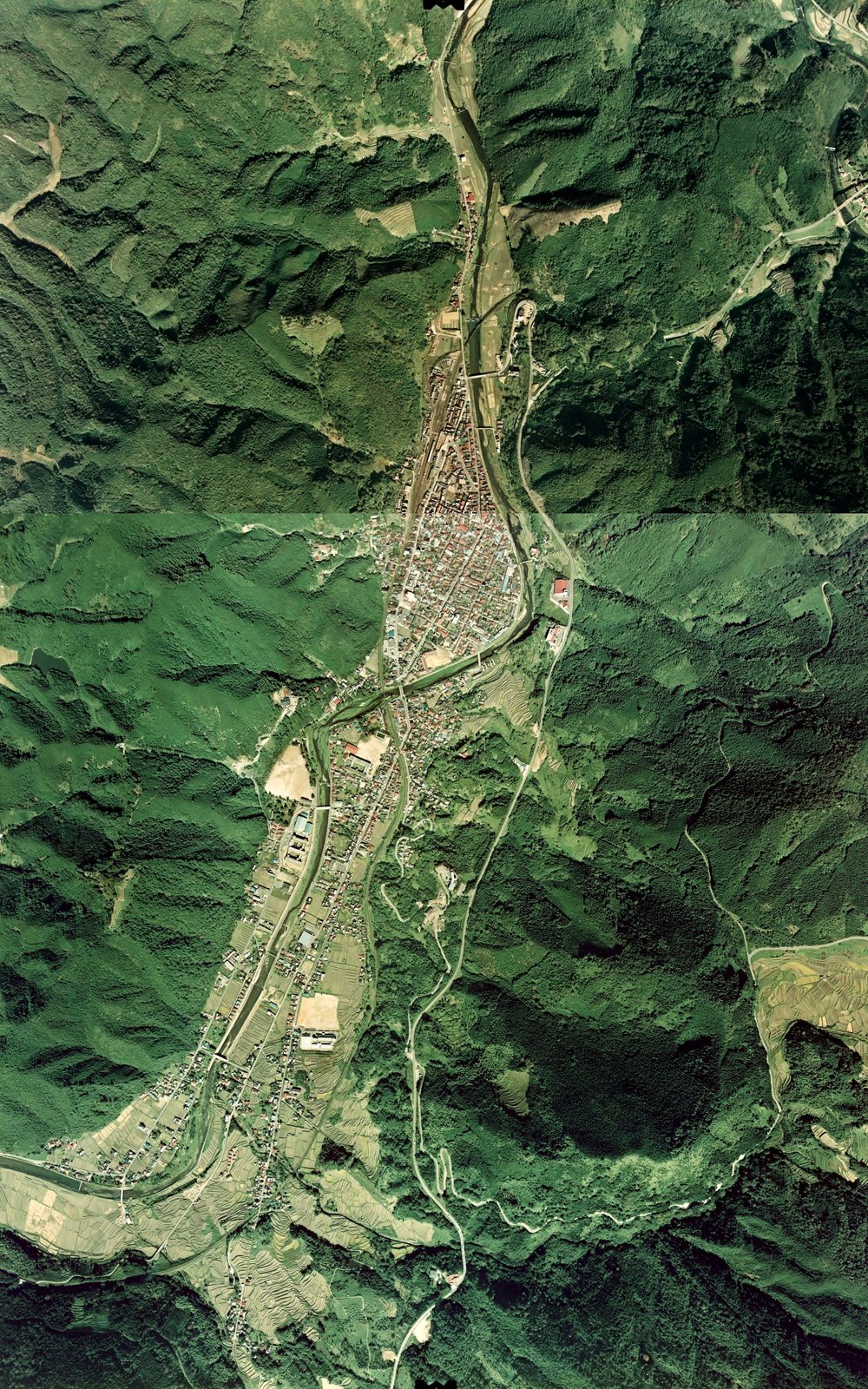 津和野城下町（島根県津和野町）付近の空中写真。ccg-76-11_c12_29、ccg-76-11_c13_28、合計2枚を合成作成。 | Tsuwano in Japan