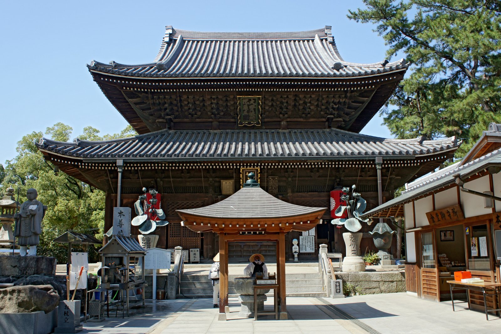 Zentsu-ji in Zentsuji, Kagawa prefecture, Japan. Notice the swastikas on the two roofs | Zentsuji in Japan