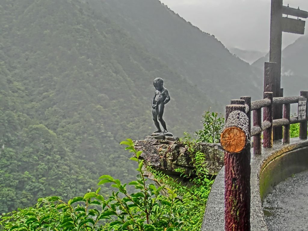 小便小僧の像。徳島県祖谷渓 | Miyoshi in Japan