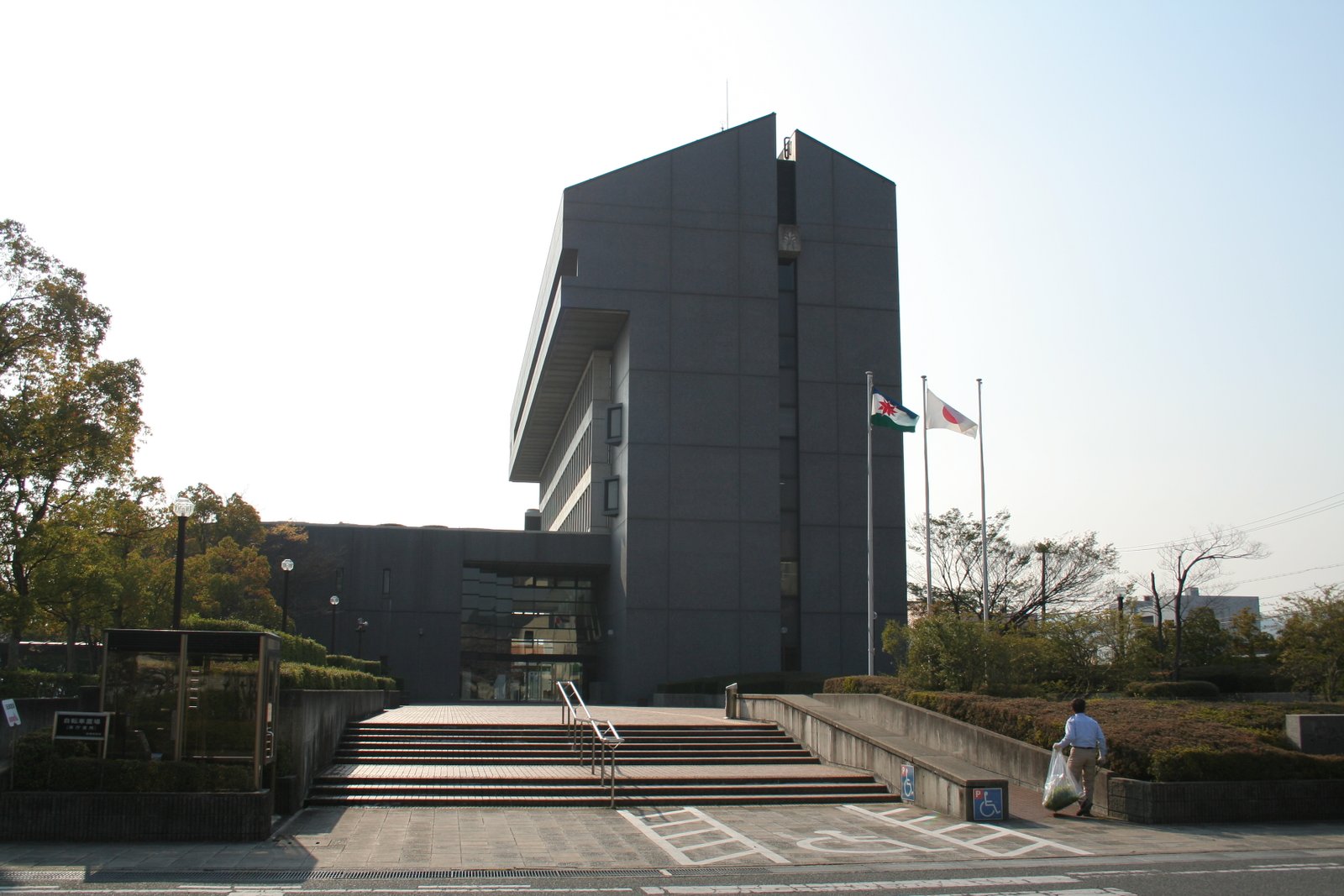 兵庫県赤穂市にある赤穂市役所。 | Ako in Japan