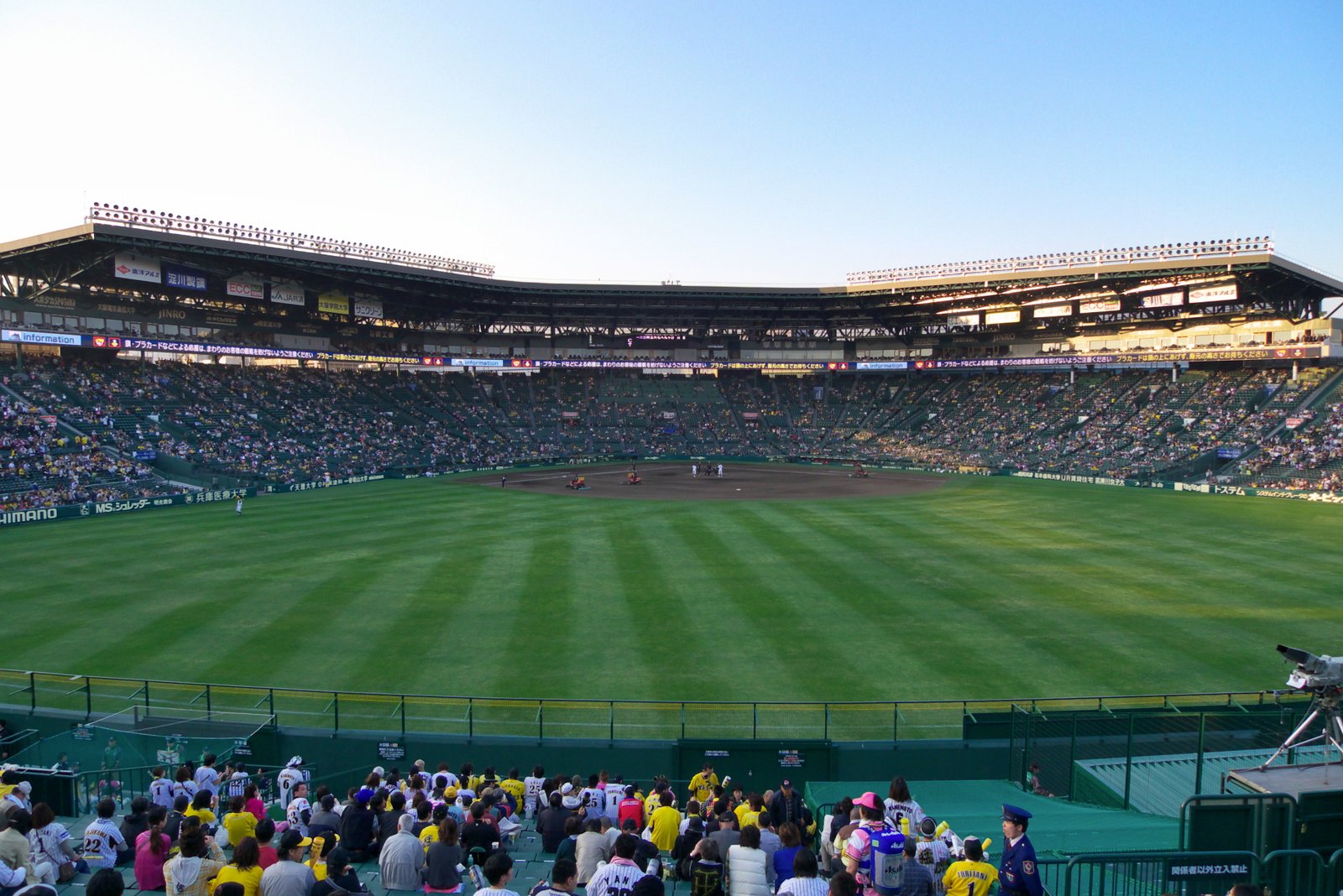 阪神甲子園球場2009年リニューアル工事で拡大された銀傘と新設のライナービジョン | Nishinomiya in Japan