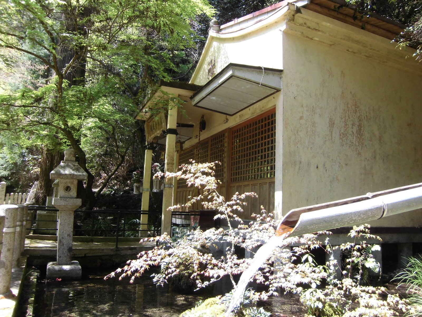 お堂から湧き出る宮水（山崎町下牧谷） | Shiso in Japan