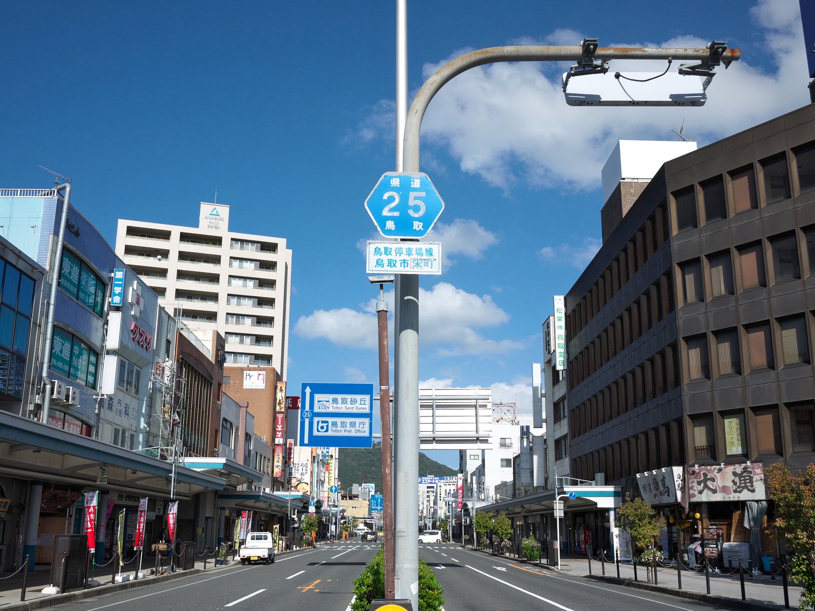 鳥取県鳥取市栄町、鳥取県道25号鳥取停車場線（駅前通り）。起点付近から県庁方面。 | Tottori in Japan