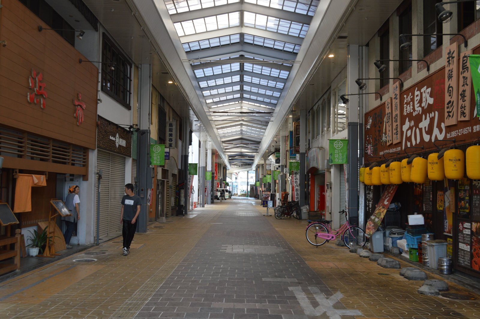 鳥取県鳥取市のJR鳥取駅前にある商店街のサンロード。 | Tottori in Japan