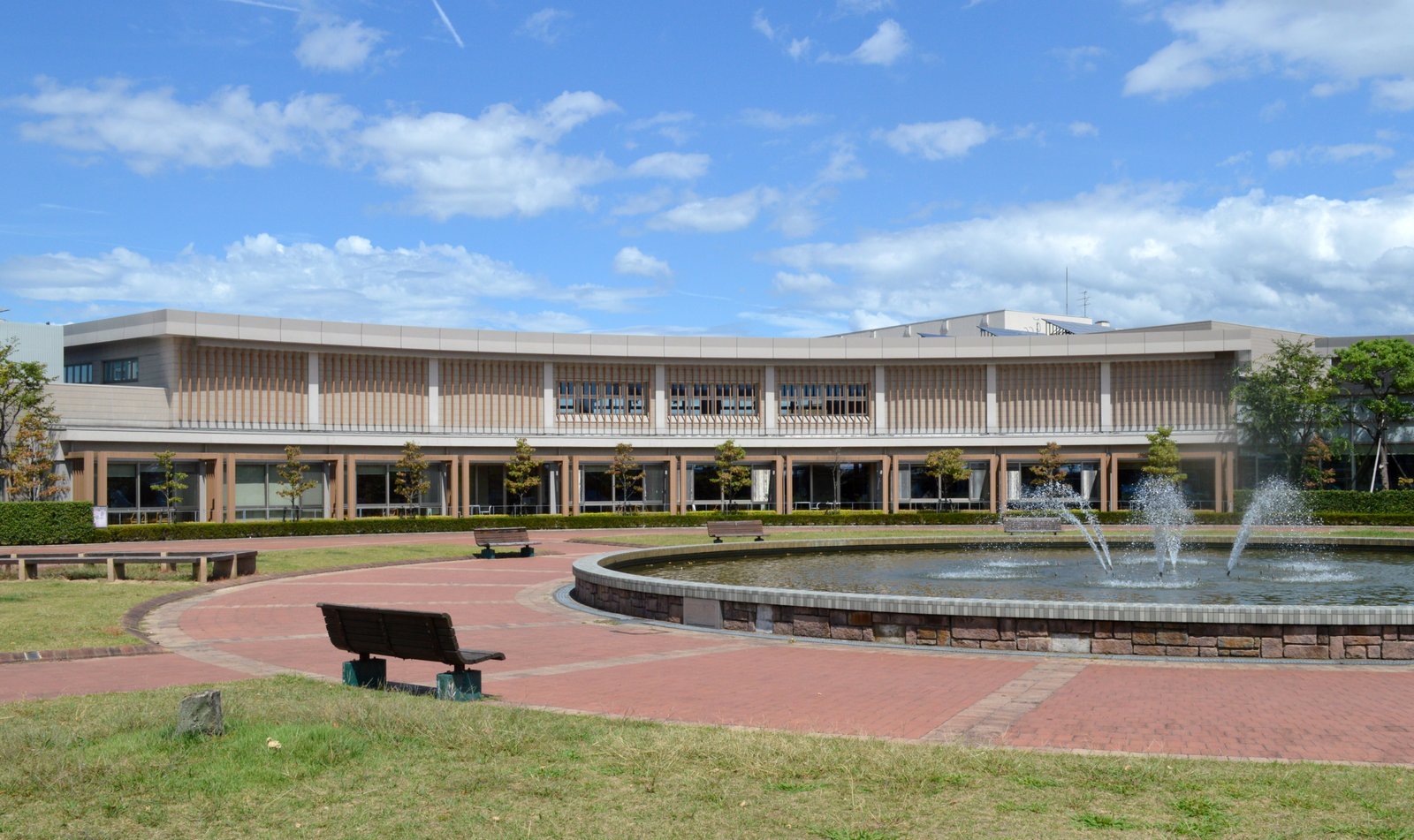 越前市立図書館のひとつ、越前市中央図書館。 | Echizen in Japan