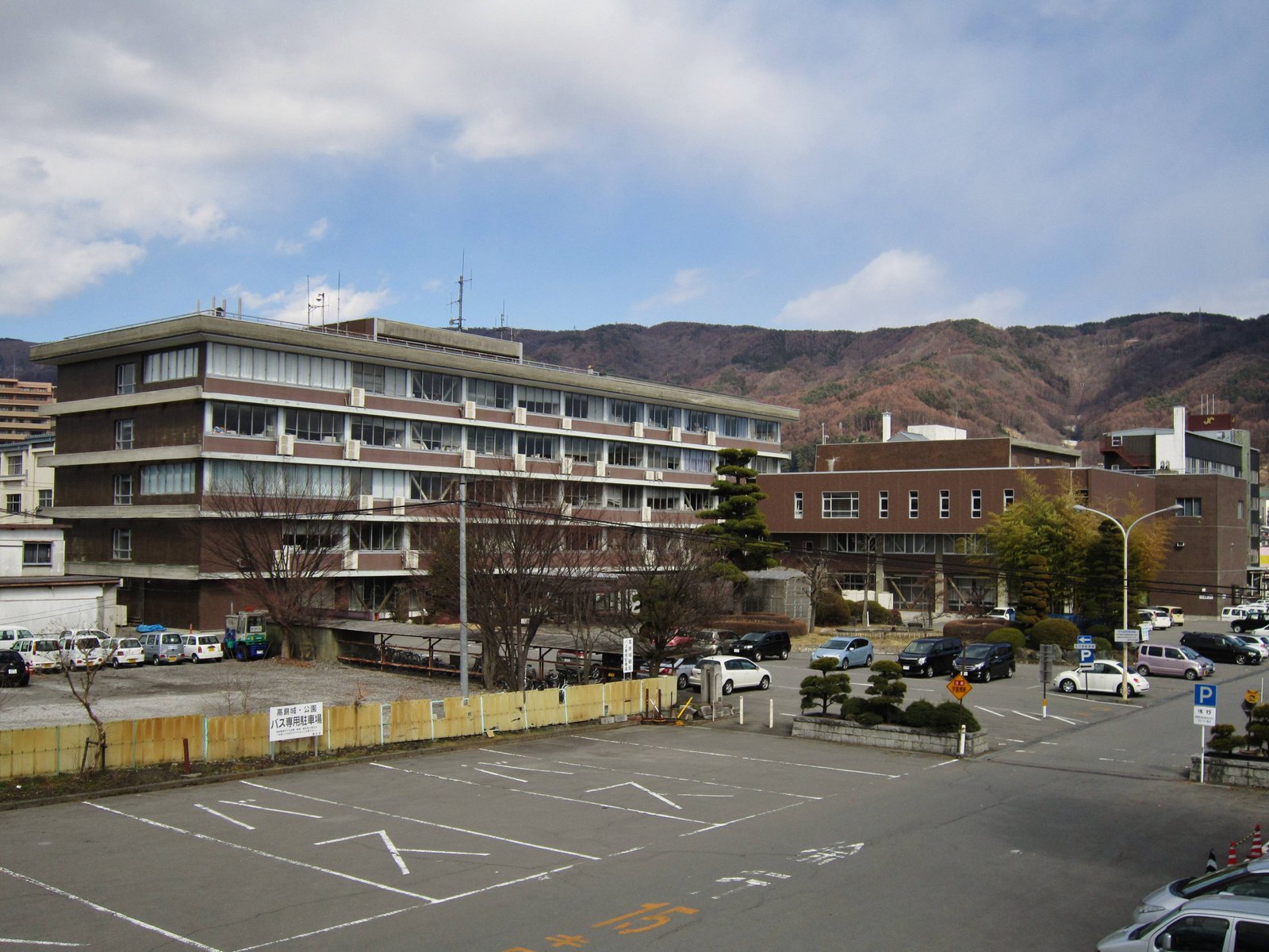 諏訪市役所。 | Suwa in Japan