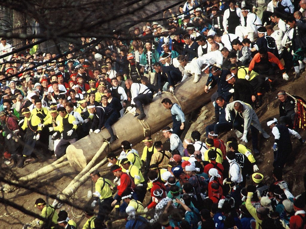 御柱祭（諏訪大社式年祭）、下社の木落しの様子。（長野県下諏訪町の通称「木落し坂」にて）※プライバシーに配慮し、画像を加工しています。
 | Suwa in Japan