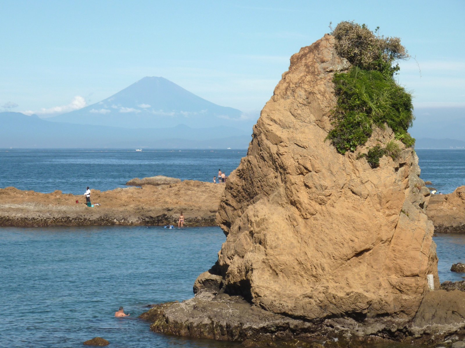 立石と富士山(神奈川県横須賀市) | Yokosuka in Japan