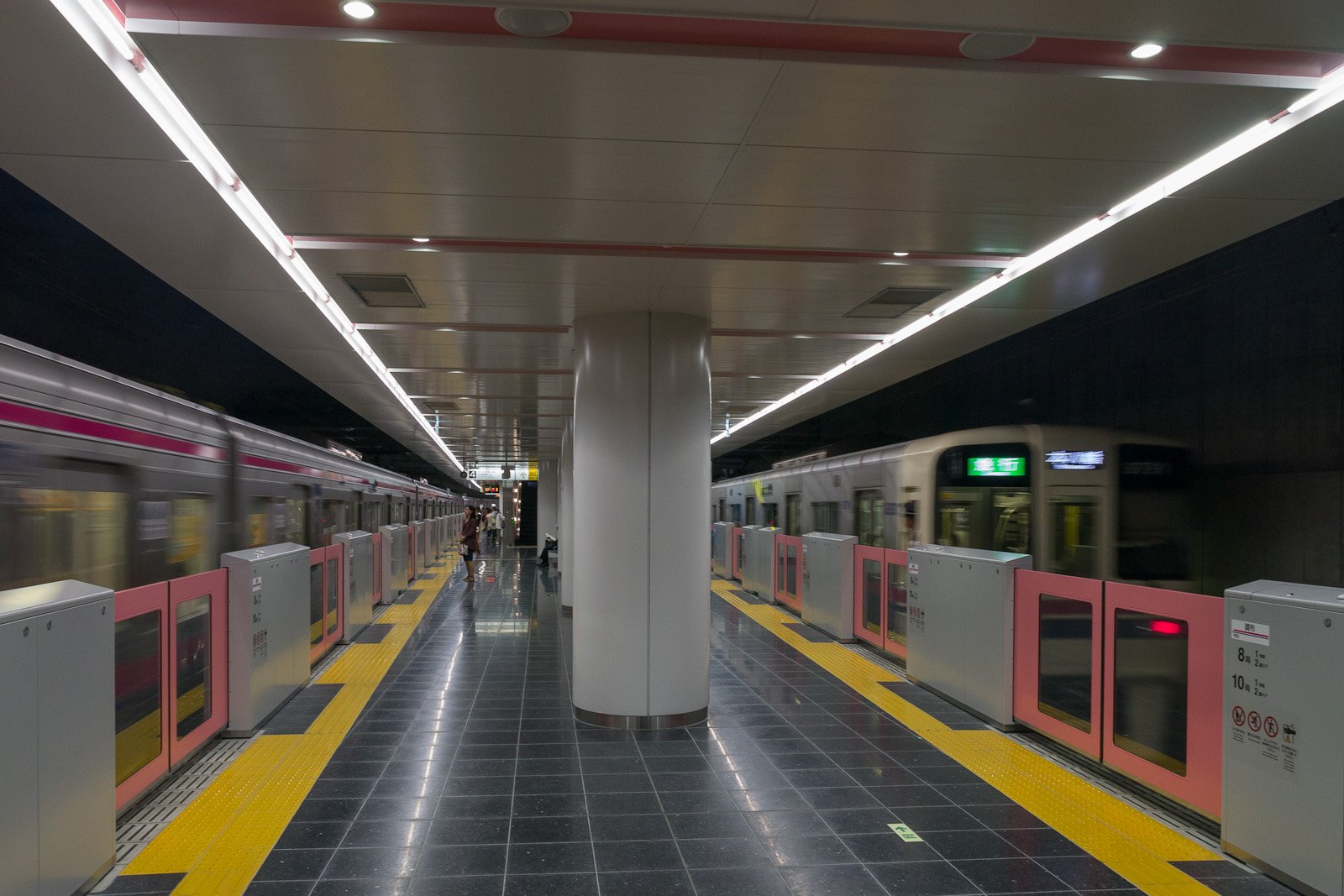 京王電鉄調布駅、地下化された上り線ホーム。 | Chofu in Japan