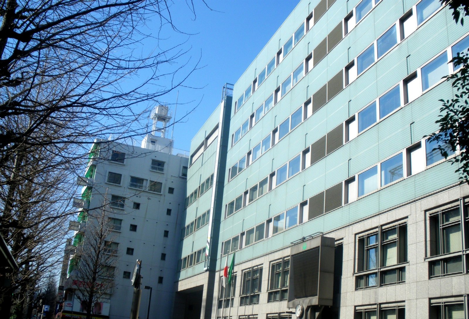 東京都杉並区阿佐谷南にある杉並区役所の庁舎の写真。（敷地外より）青梅街道側より撮影。 | Suginami in Japan