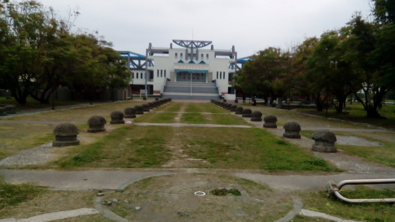 位於萬丹公園內
為鄉民練習游泳及消暑的好去處
啟用十餘年首度進行外貌整建作業

使建物看起來更美輪美奐 | Wandan in Taiwan
