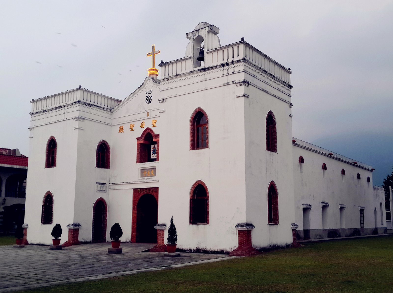 Since its establishment, the Church had undergone fire and earthquakes which resulted in the collapsing of the church walls. It was not until 1869 under the support of the converters that Father Liang Fang-Ji purchased a portion of the forestland and built what is today’s WanChin Catholic Church in the likeness of the Spanish fortress. Building materials used to build the Church at the time were mainly limes, stones, kapok fiber, grizzle bricks, brown sugar and honey mixed together with no traces of steel reinforcements, yet the mainframe remained incredibly strong; in front of the Church is the twin-tower church with façade similar to the Spanish fortress. Between the towers is a gable wall with a traditional horseback image in which a cross is erected on the horseback. A crown and Dominican Order emblem decorated the lower and upper side of the gable wall respectively; Church ceiling, wall paintings as well as engravings at both side of the wall, back penthouse, preacher’s stand, and Holy Mother’s sedan chair were all made of woods with both Oriental and Gothic decoration style merged together. In 1874 during the Ching Dynasty, Minister Shen Bao-Zhen passed by WanChin Catholic Church during his Southern Taiwan routine check and saw the cohesiveness and the bonds between local residents and converters with his own eyes. He was convinced that religion indeed does possess the strength to inspire goodness in human beings as well as the power to eliminate racial discrepancies. He then reported back to Emperor Tongtzu in requesting for the Emperor’s “Royal Script” in permission for the Church to operate along with a sacred stone with “Catholic Church” engraved and embedded above the Church. Since then, soldiers and officials must bow and pay respect to the Church during their passing. | Wanluan in Taiwan