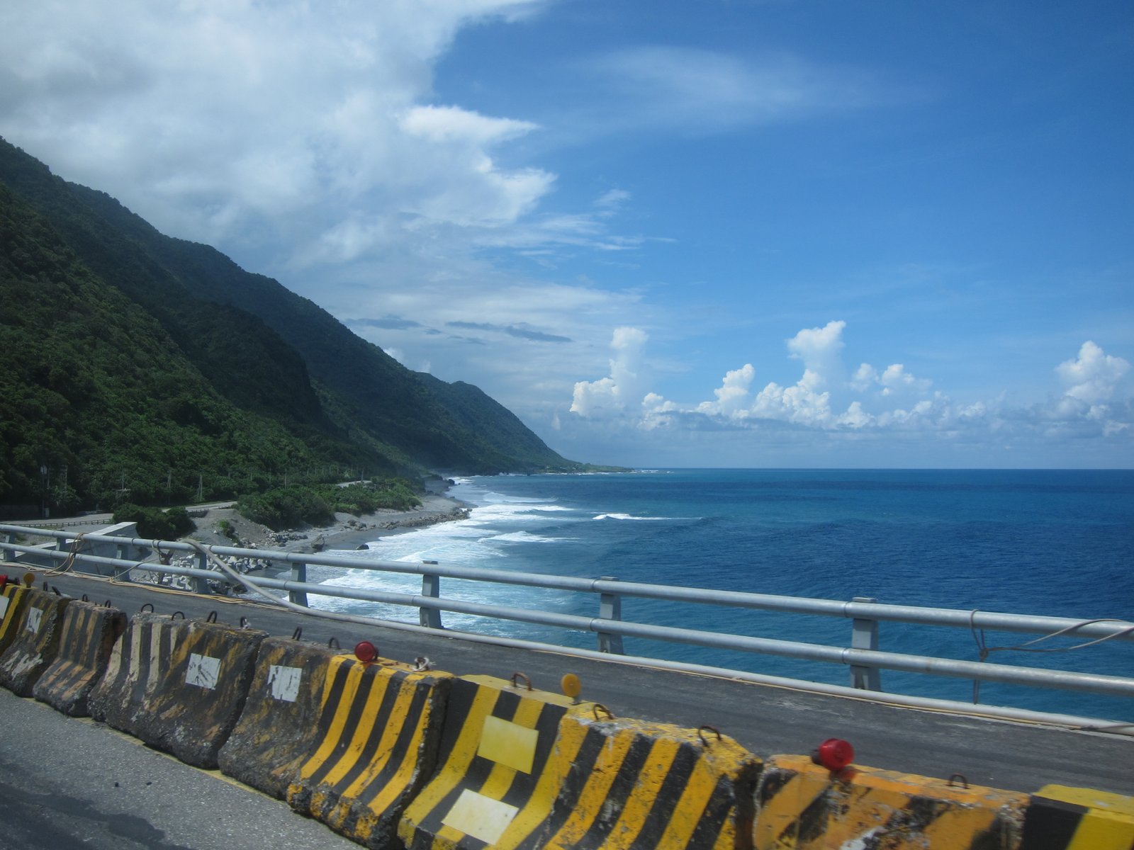 Coastal road in Hualien County, Taiwan. | Fengbin in Taiwan