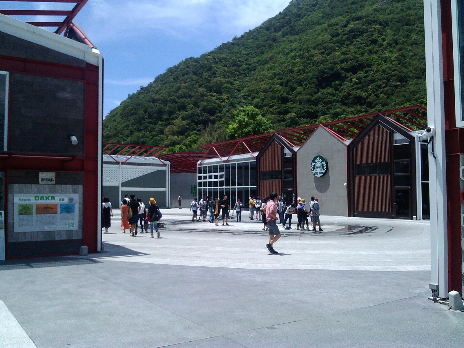 園區內設有7-11、星巴克和地方特產販售小舖 | Xiulin in Taiwan
