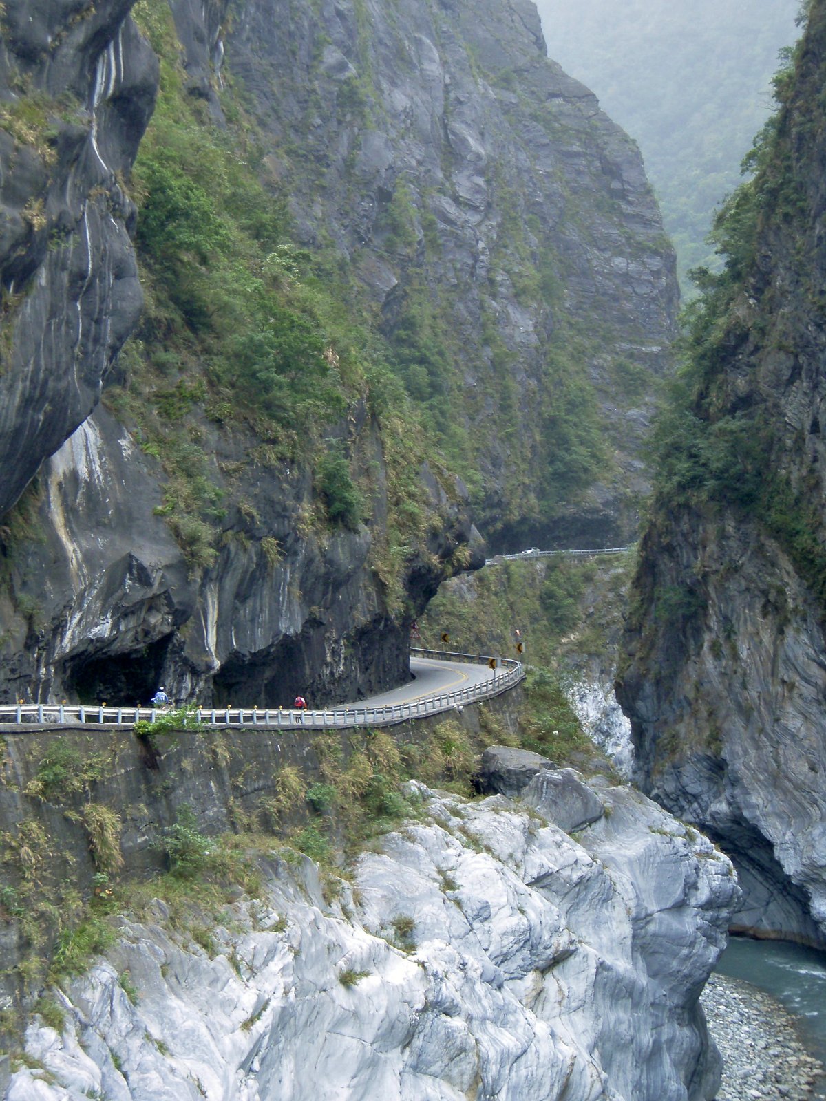 Spectacular view of the Taroko Gorge while biking on the Central Cross-Island Highway in Taiwan | Xiulin in Taiwan