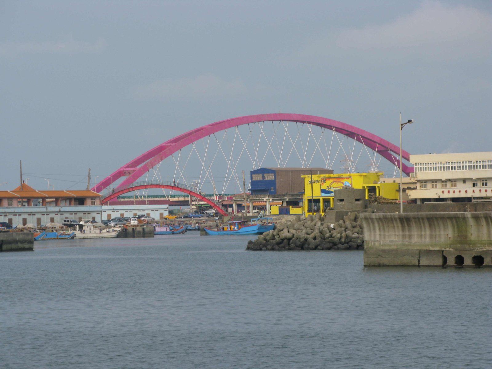 桃園縣大園鄉竹圍漁港彩虹橋。 | Dayuan District in Taiwan