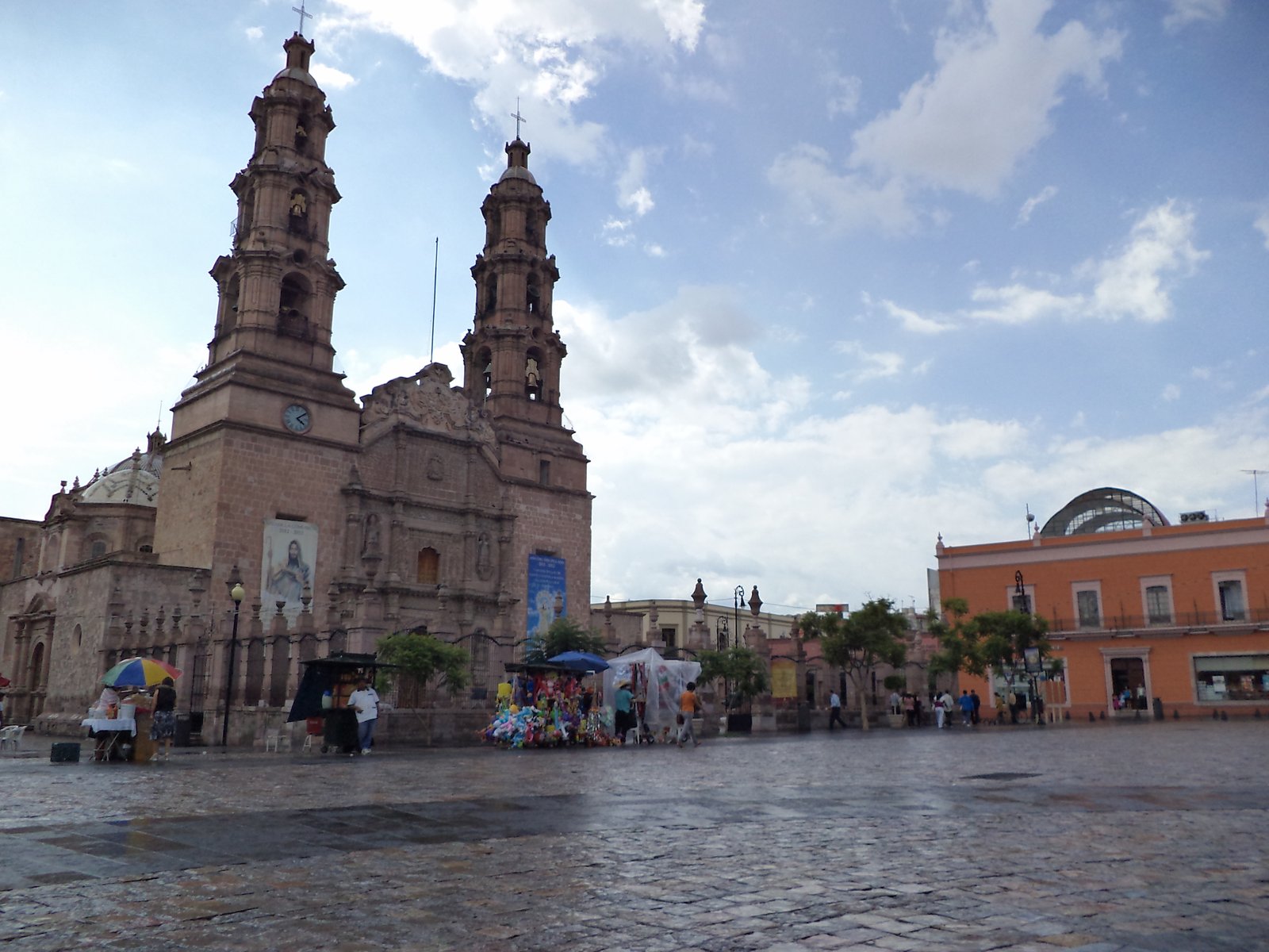 Lluvia en plaza | Aguascalientes in Mexico