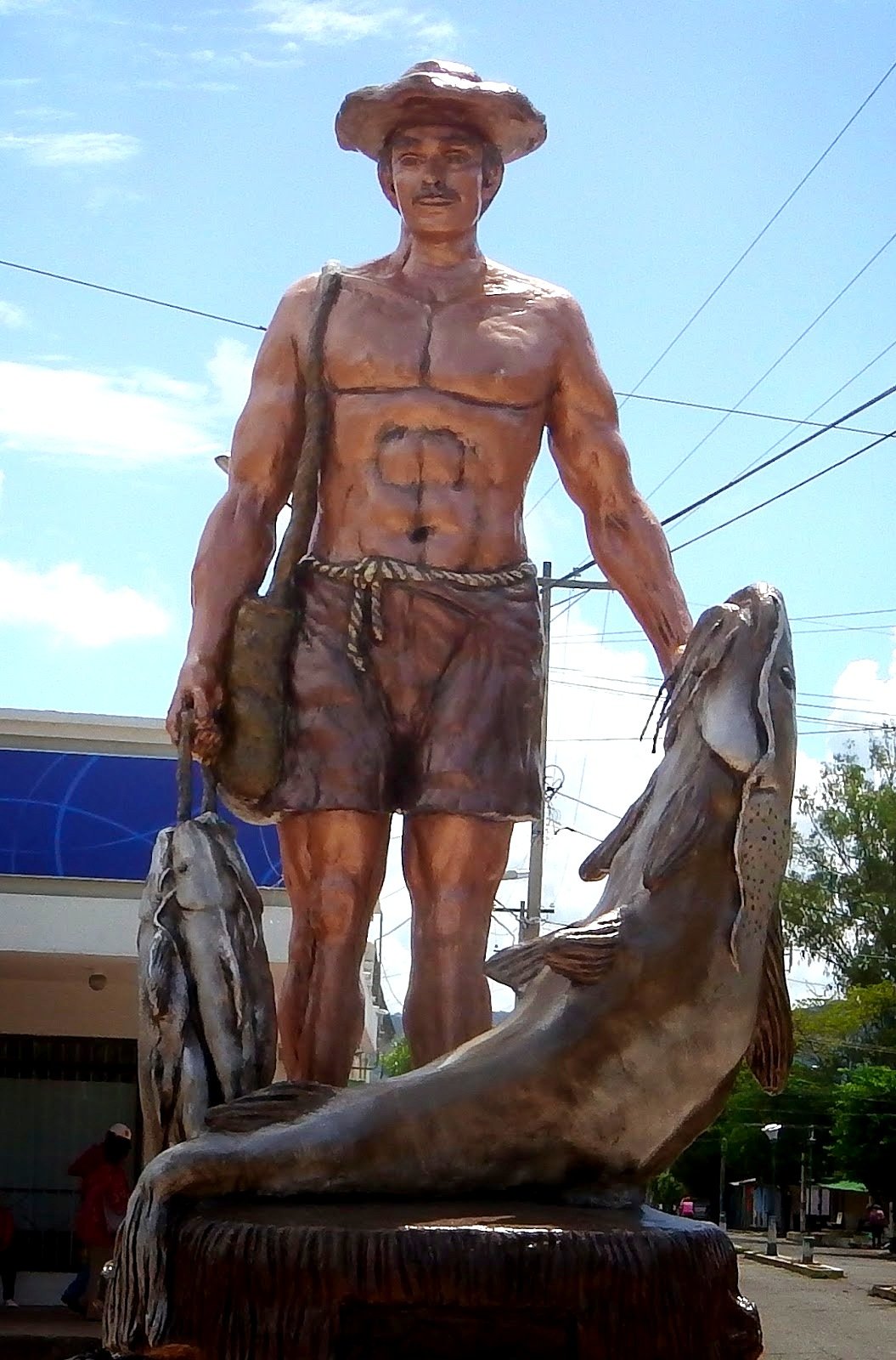 Escultura desarrollada por  la maestra Sofía Sánchez el cual fue determinado por la alcaldia local bajo el decreto No. 039 de enero 02 de 2015, que el monumento al pescador sería  el símbolo local y patrimonio cultural de la población. | Flandes in Colombia