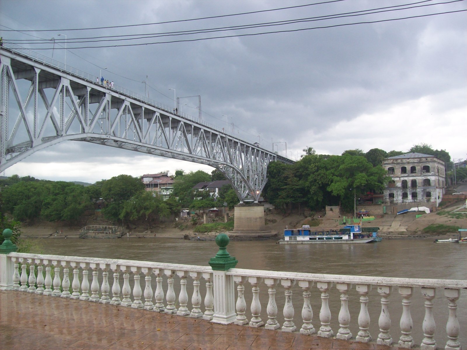 Puente sobre el río Magdalena entre Girardot y Flandes (Colombia). | Flandes in Colombia
