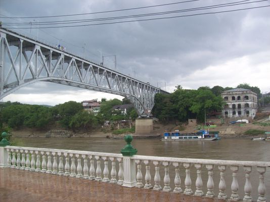 Puente sobre el río Magdalena entre Girardot y Flandes (Colombia). | Flandes in Colombia