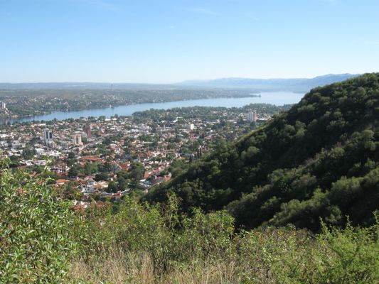 La capital del Valle de Punilla en una imagen desde la montaña. | Villa Carlos Paz in Argentina