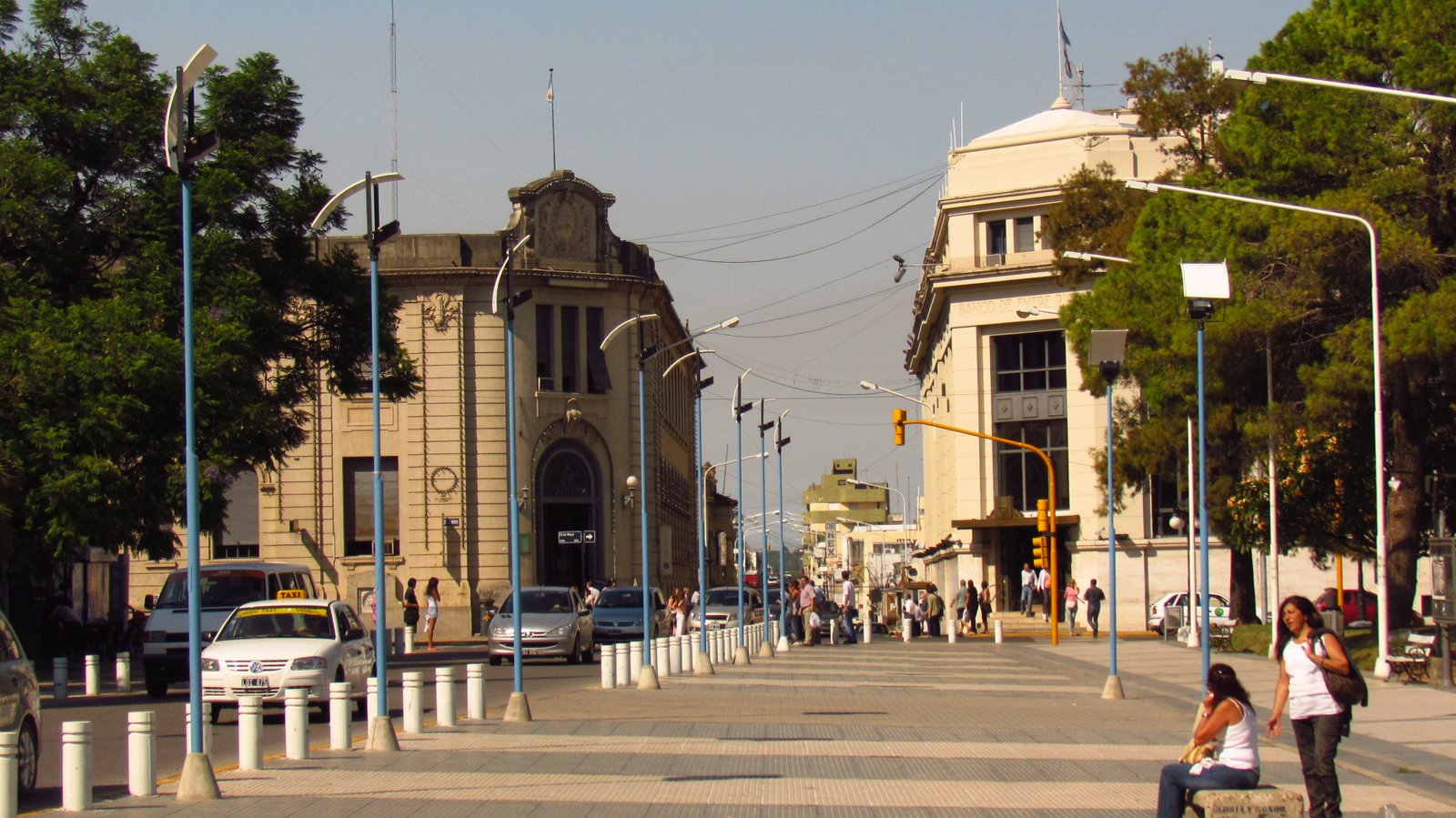 Vista de la calle Corrientes, el Correo Argentino (izq.) y el ex Banco de Entre Ríos. Paraná, Prov. de Entre Ríos, Argentina | Paraná in Argentina