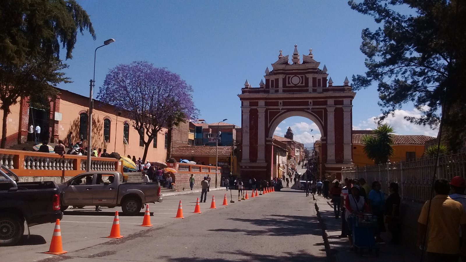 Arco del triunfo de Ayacucho y parte del frontis del mercado central de Huamanga | Ayacucho in Peru