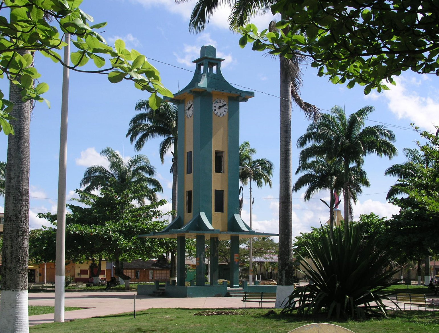 Puerto Maldonado, Plaza de Armas, Peru. Central monument with asian inspiration. The photo was taken the 22 July 2004 by Håkan Svensson (Xauxa) | Puerto Maldonado in Peru