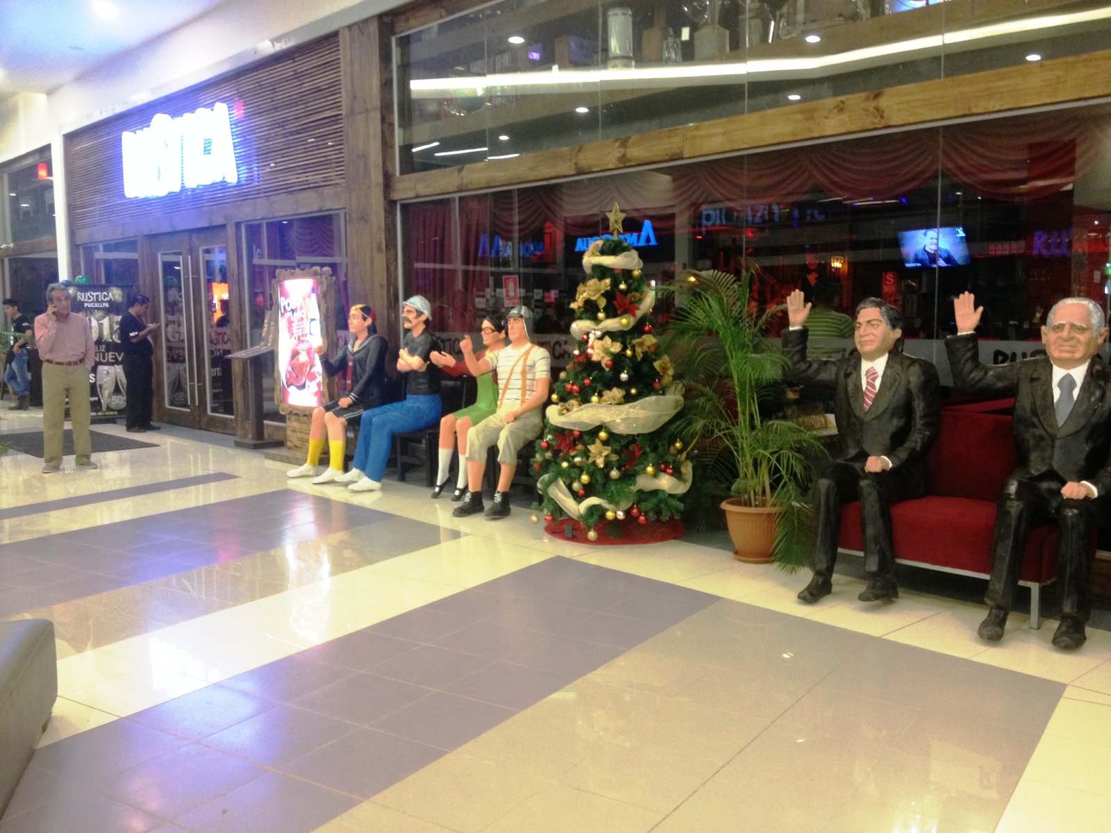 Precaución: Uno o más elementos de esta imagen están protegidos por derechos de autor.
Algunas partes de este archivo  no son completamente libres sino que se cree que están bajo de minimis en esta obra: Las obras derivadas de este archivo que se concentren más en los elementos no libres podrían no calificar como de minimis y podrían ser violaciones de derechos de autor.Como consecuencia directa de esto podría ser necesario revisar el estatus de los derechos de autor si usted recorta la imagen.  La razón dada es: (no se han dado razones).  | Pucallpa in Peru