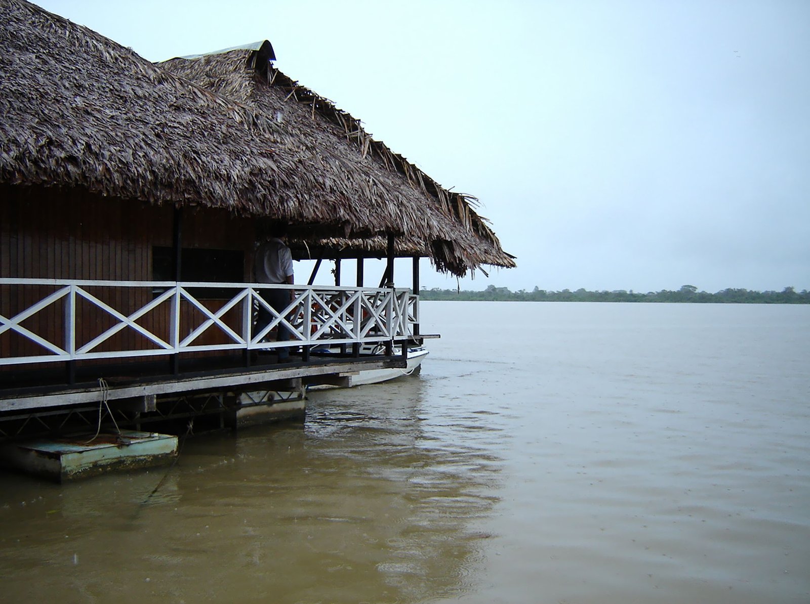 Vista de la maloca desde el lago de Yarinacocha. | Pucallpa in Peru
