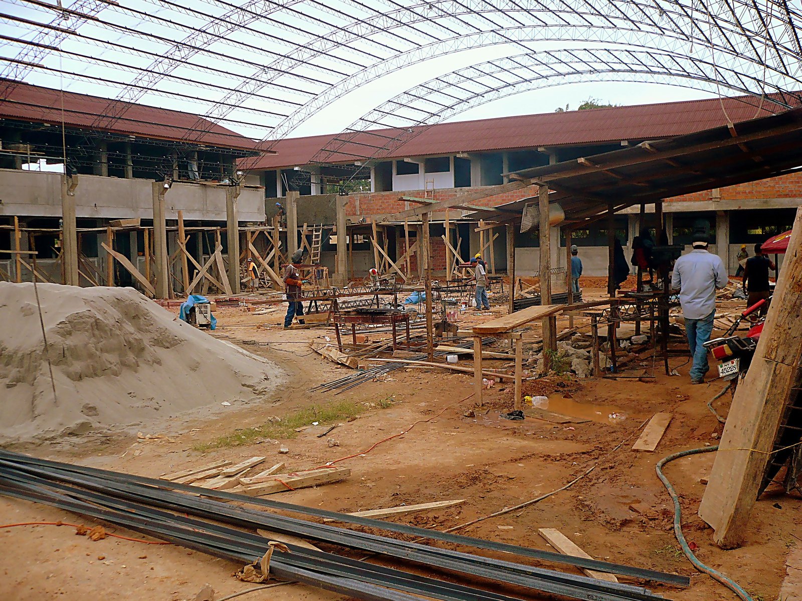 Observación de la institución semi-construído por el Gobierno Regional de Ucayali en el colegio Margarita en Pucallpa. | Pucallpa in Peru