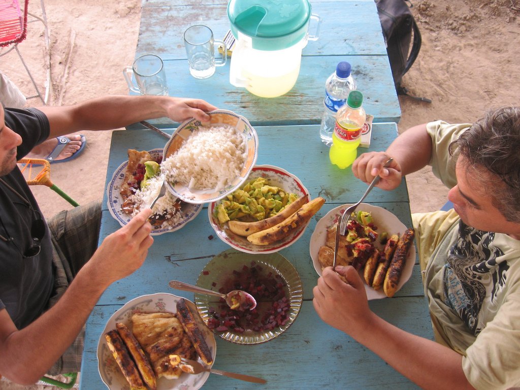 Representación de personas consumiendo platos típicos de la selva peruana. | Pucallpa in Peru