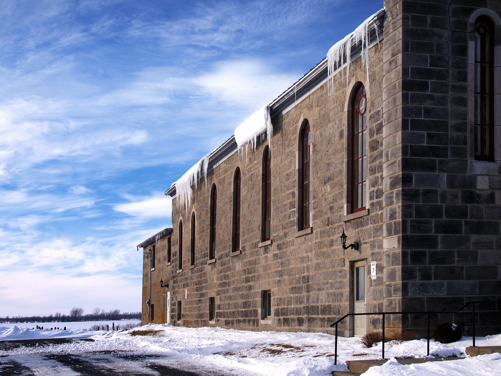 Saint-Paul-de-l'Île-aux-Noix (Québec) - Glace sur le toit de l'église catholique Saint-Paul | Saint-Paul-de-l'Île-aux-Noix in Canada