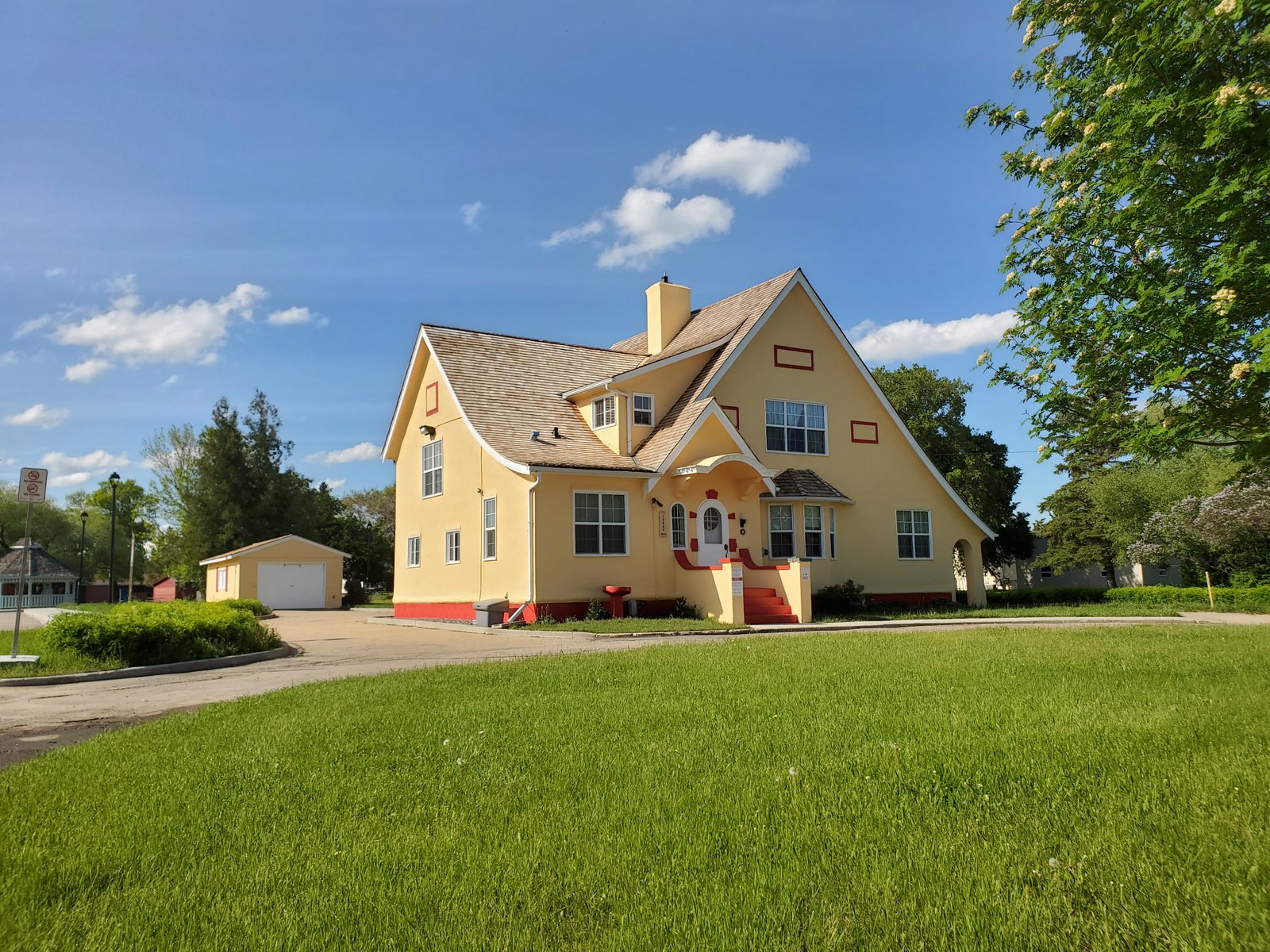The Fort Saskatchewan Wardens House in June 2020, shortly after being repainted to its original appearance | Fort Saskatchewan in Canada
