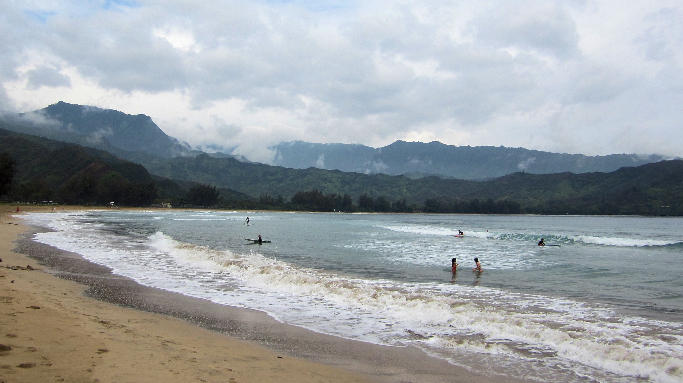 Die Aufnahme zeigt die Hanalei Bucht im Norden Kauais | Hanalei in United States