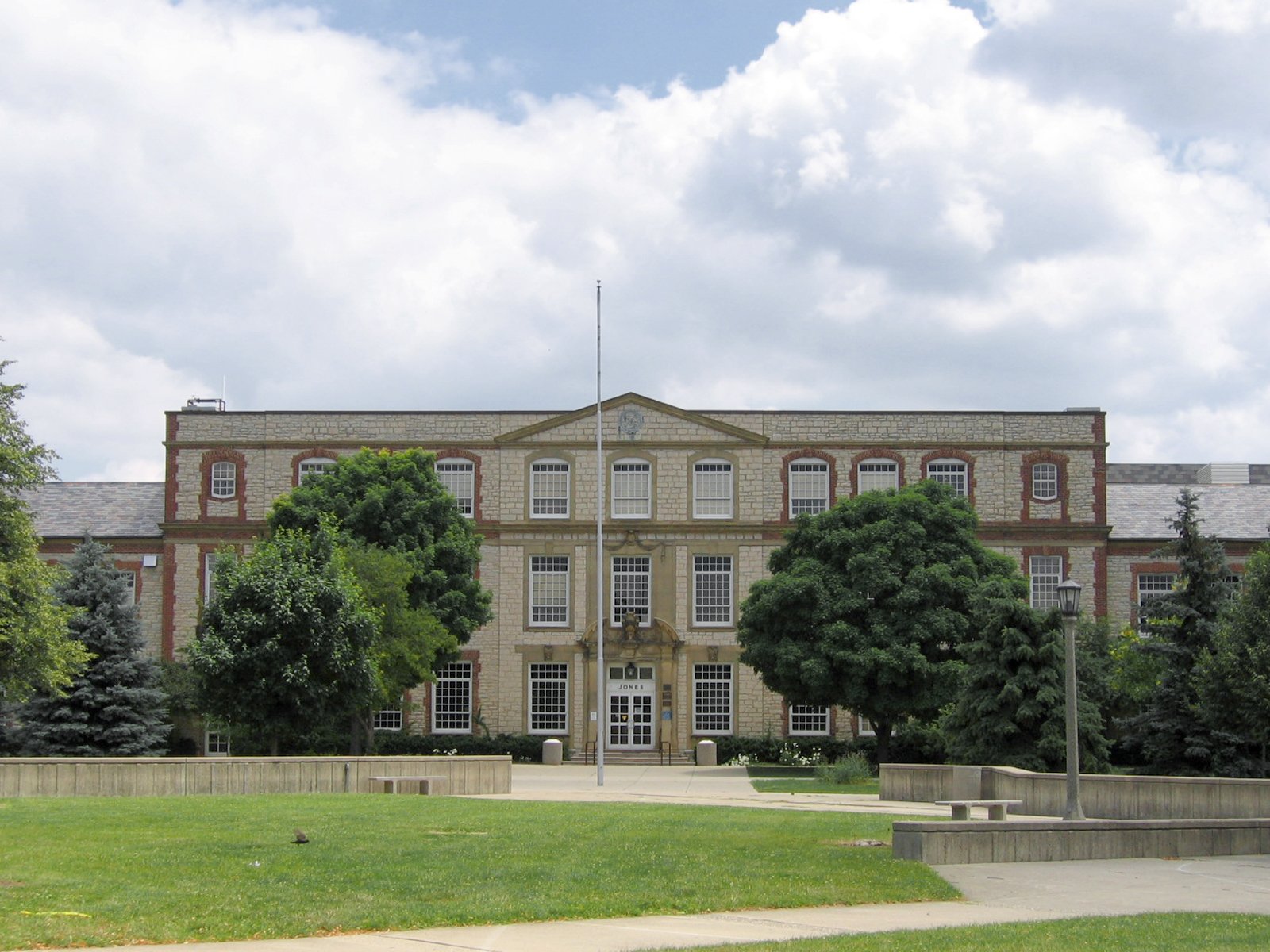 Front of Jones Middle School, Upper Arlington, Ohio, facing Arlington Avenue.  Architect Howard Dwight Smith.  Building completed 1924. | Upper Arlington in United States
