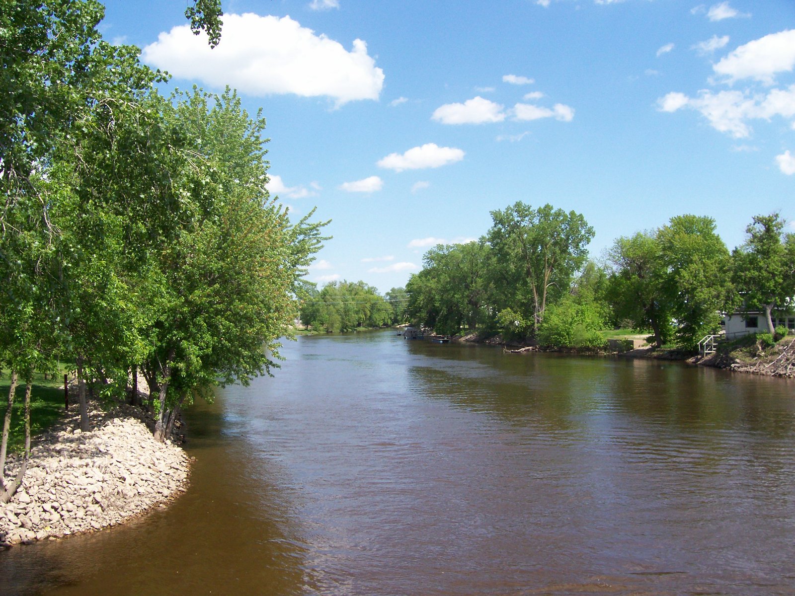 Looking west off a bridge at the w:Wolf River (Fox River) in downtown w:New London, Wisconsin, U.S. | New London in United States