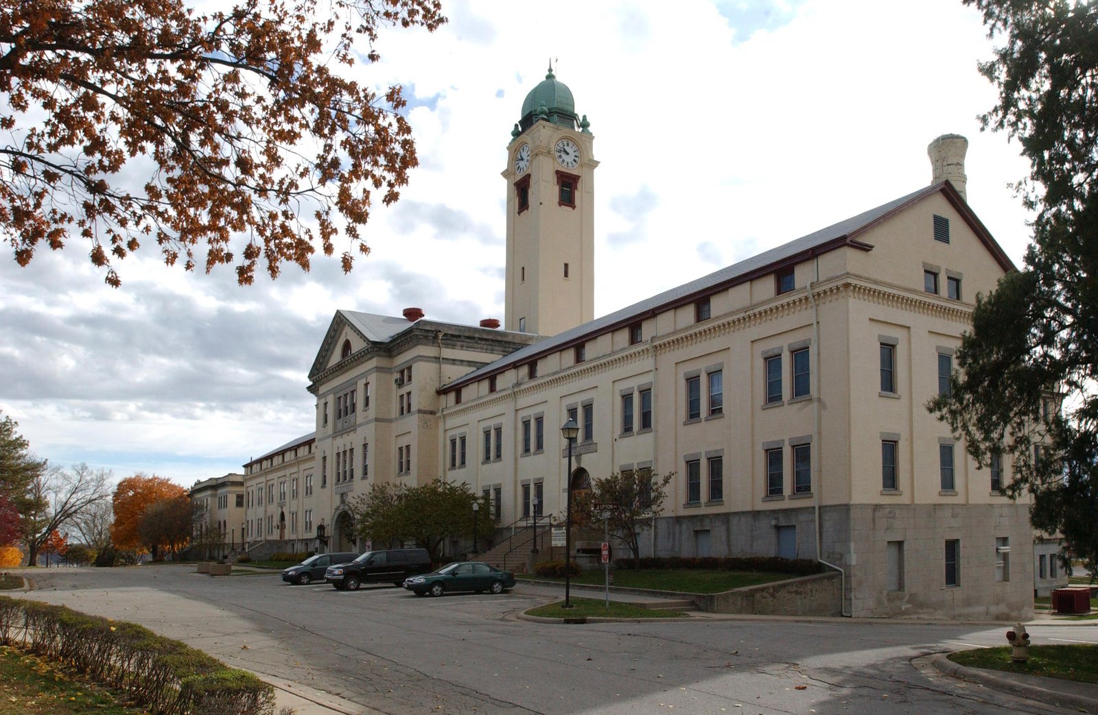 Grant Hall located at 415 Sherman Avenue, Fort Leavenworth, Kansas, home of the United States Army Combined Arms Center Headquarters. | Leavenworth in United States