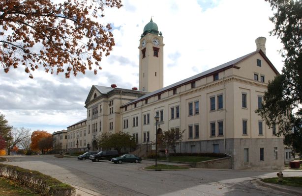 Grant Hall located at 415 Sherman Avenue, Fort Leavenworth, Kansas, home of the United States Army Combined Arms Center Headquarters. | Leavenworth in United States