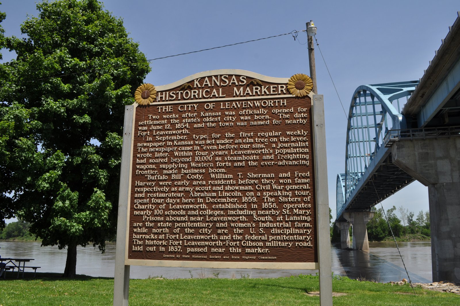 Marker sharing the history of Leavenworth, Kansas. | Leavenworth in United States
