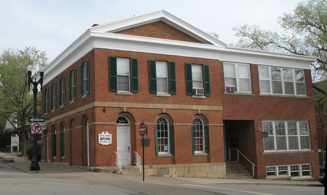 Clay County Savings Association Building, scene of first daylight bank robbery in the United States (by James-Younger Gang on February 13, 1866.  Photo by poster in March 2007. | Liberty in United States
