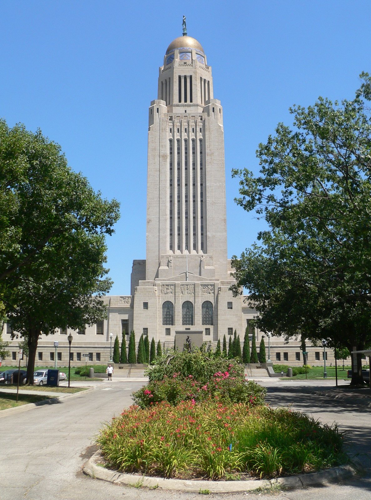 Nebraska State Capitol in Lincoln, Nebraska; seen from the west, looking east along Lincoln Mall from about 13th Street. | Lincoln in United States